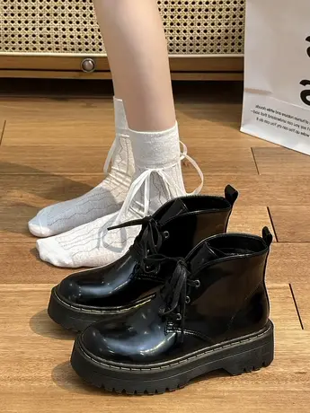 英伦亮面马丁靴女士系带厚底休闲短筒靴子秋季潮流时尚漆皮工装靴图片
