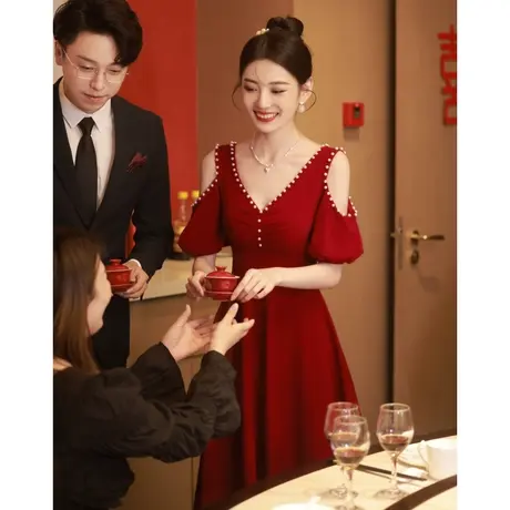 露肩V领敬酒服2023新款新娘结婚当天便装订婚礼服女夏红色连衣裙图片