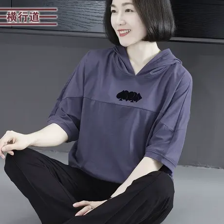 2025春季新款简约休闲连帽植绒印花连肩蝙蝠中袖T恤女装大码外穿商品大图