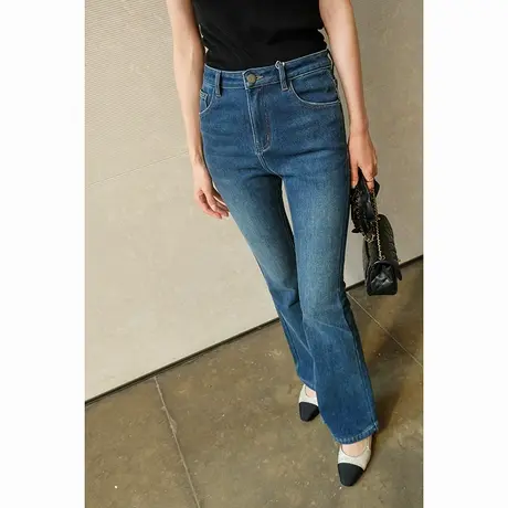 23冬季新款凯旋门微喇时尚中高腰显腿长水洗加绒保暖女士牛仔裤女图片