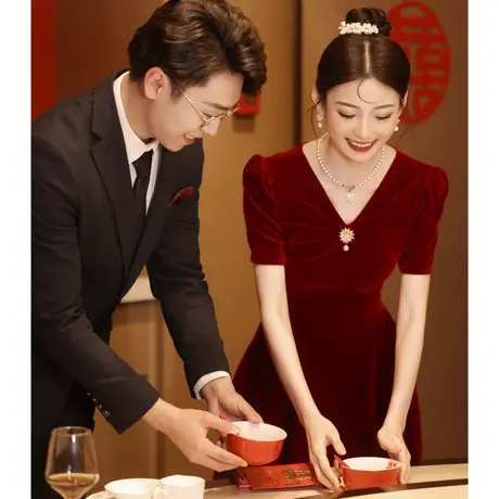 敬酒服2023新款新娘高级感丝绒法式V领订婚礼服红色连衣裙简单图片