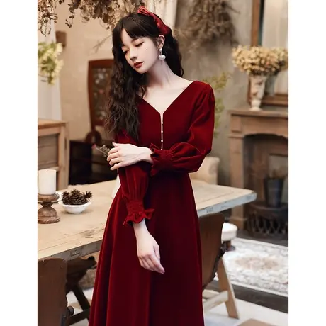 丝绒敬酒服新娘2023新款冬季结婚气质酒红色长袖v领长款晚礼服女图片