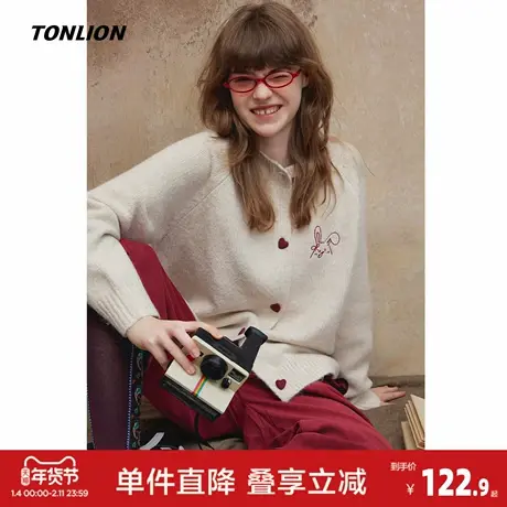 【关晓彤同款】唐狮2026秋冬毛衣开衫女圆领套头净色爱心钮扣外套图片