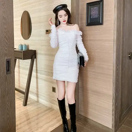 性感抹胸一字肩连衣裙紧身包臀裙配大衣秋冬装露背褶皱收腰短裙女图片