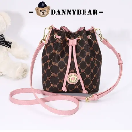 丹尼熊斜挎包水桶包女包新品格子老花包通勤简约时尚DKB2826031商品大图
