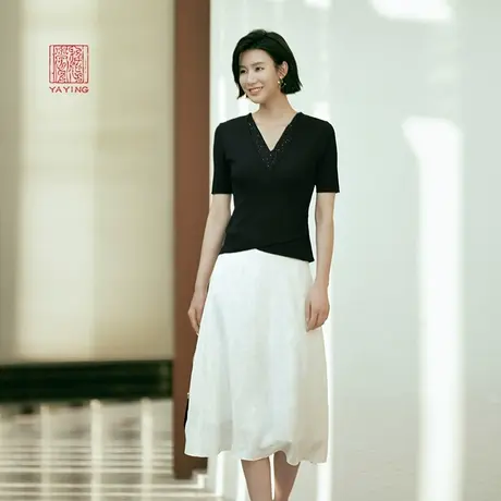 EP雅莹高端系列 桑蚕丝混纺烫钻中袖V领针织打底衫 2023新款9512A商品大图