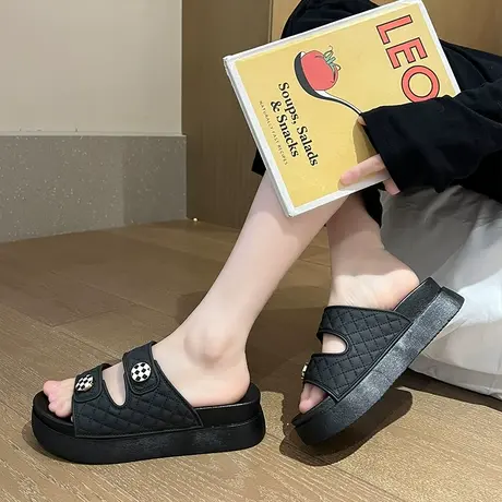棋盘格纽扣拖鞋女外穿时尚百搭沙滩鞋居家办公室简约厚底一字拖图片