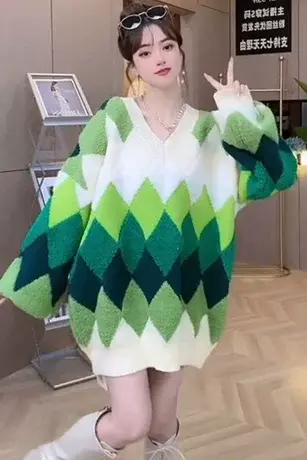 2023冬季慵懒风V领套头宽松撞色羊羔毛绒菱格子拼接针织衫毛衣女图片