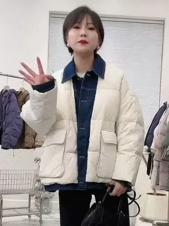 牛仔拼接羽绒服女短款2023冬季新款欧版衬衫领宽松白鸭绒加厚外套图片