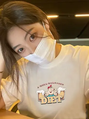 微胖女孩穿搭短袖T恤女大码女装宽松中长款白色显瘦2023新款港味T商品大图