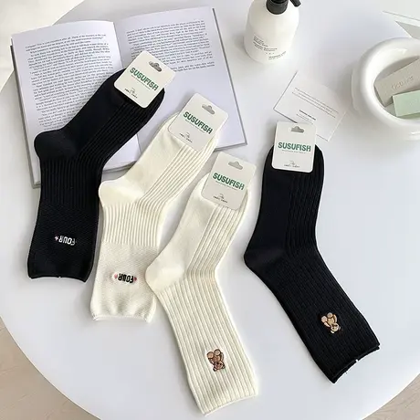 2024春夏款纯色黑白刺绣字母小熊中筒袜时尚百搭学生原宿风无骨袜商品大图