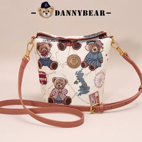 丹尼熊斜挎水桶包小包女新品通勤休闲小熊帆布挎包DKB3825001商品大图