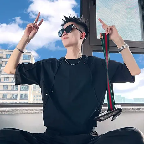 夏季褶皱拼接短袖T恤男设计感钉扣网红半袖个性上衣潮牌半截袖图片