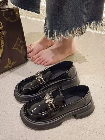 英伦风小皮鞋女2023春秋新款金属蝴蝶厚底乐福鞋一脚蹬配裙子单鞋商品大图