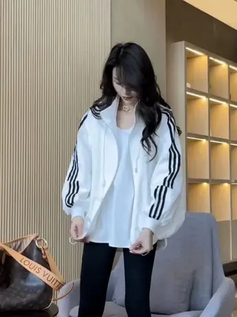 2023春秋季韩版时尚潮牌三条杠开衫短款女百搭宽松休闲薄连帽外套图片