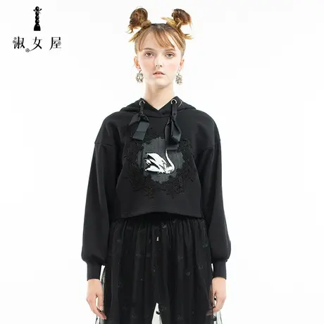 淑女屋旗舰店官网冬季新款天鹅亮片黑色绣花镂空花边套头连帽卫衣商品大图