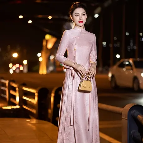 年轻妈妈婚宴装晚礼服裙粉色洋气高端婚礼喜婆婆旗袍平时可穿冬天图片