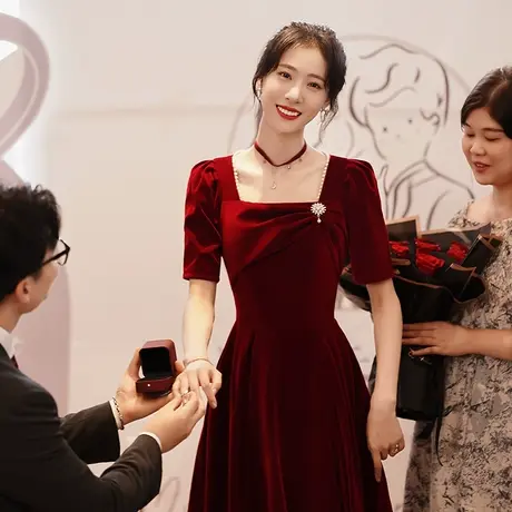 敬酒服新娘2024新款酒红色小个子结婚回门订婚礼服连衣裙丝绒方领图片