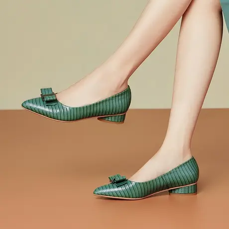 里外真皮尖头单鞋女低跟粗跟舒适压花纹蝴蝶结软皮软底女士皮鞋图片