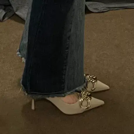 2023欧货女鞋新款秋冬爆款金属链条设计感小众裸色法式细跟高跟鞋图片