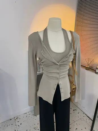 气质高级感御姐范~挂脖短吊带一排扣子修身开衫女春秋新款假两件商品大图