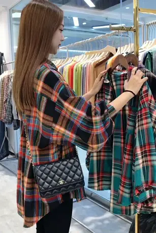 2023春季新款欧洲站复古港味格子衬衫女宽松洋气中长款减龄潮外套商品大图