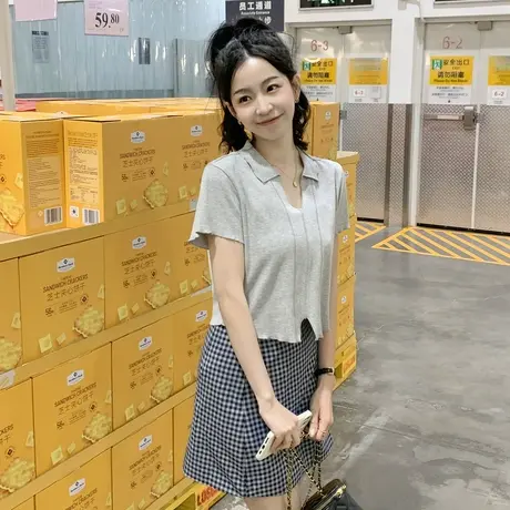 唐狮夏季开叉下摆小V领翻领修身短袖T恤女灰色紧身上衣设计感潮商品大图