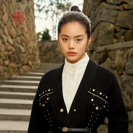 EP雅莹高端系列 绵羊毛V领慵懒风铆钉针织开衫 商场同款9115A图片