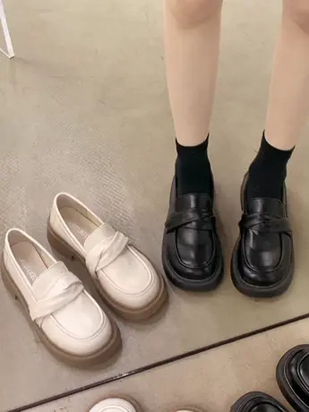 潮牌复古舒适圆头乐福鞋女款秋季新款网红超火珍珠粗跟防滑小皮鞋图片