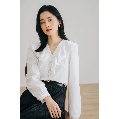 茵曼设计感小众衬衫女春春季2023新款荷叶边镂空V领法式仙女衬衣图片