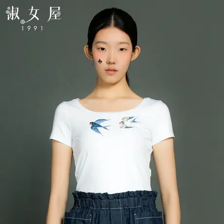 淑女屋新款飞行燕子绣花图案圆领短袖柔软修身针织衫商品大图