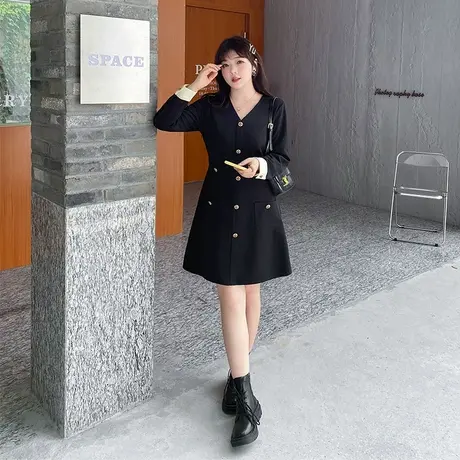 2023秋新款V领单排扣气质别致胖妹妹遮肉连衣裙显瘦大码小黑裙图片