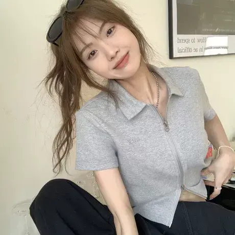 灰色双拉链polo领正肩短袖t恤女夏季新款修身显瘦不规则短款上衣商品大图
