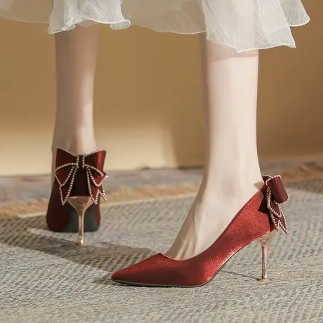 红色婚鞋女婚纱秀禾两穿新娘鞋2024年新款尖头绸缎法式细跟高跟鞋图片