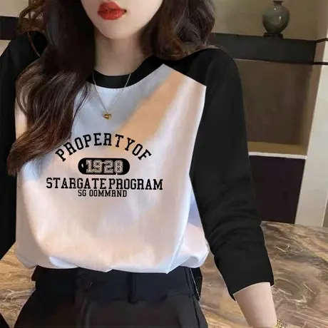 磨毛加厚长袖T恤女黑白拼色字母印花插肩袖上衣秋冬装圆领打底衫图片