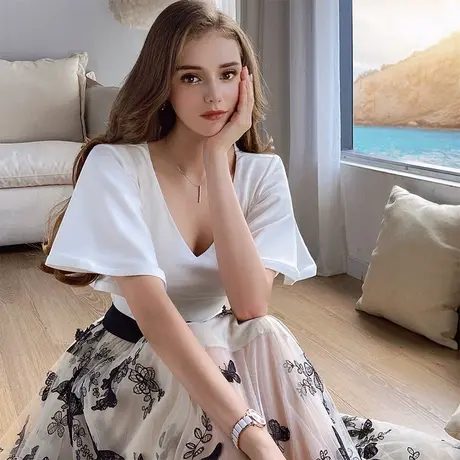 粉红大布娃娃短袖上衣女2022新款V领修身设计感夏季t恤百搭打底衫图片