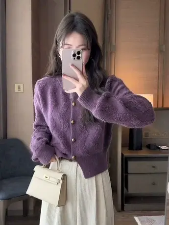 2023秋季新款法式设计温柔紫色短款毛衣百搭长袖单排扣针织上衣女商品大图