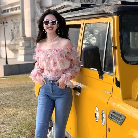 法式复古印花一字肩上衣女衬衫2025春季新款修身显瘦喇叭袖衬衣图片