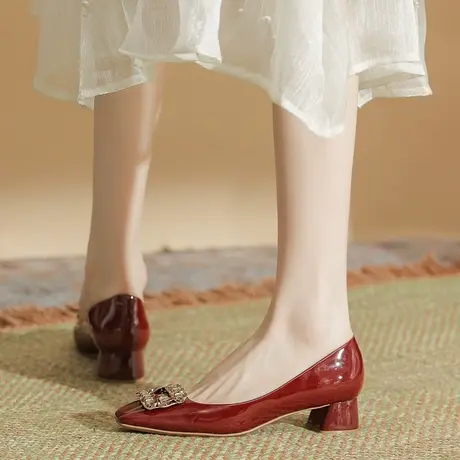 酒红色高跟鞋女2023年春夏季新款方扣水钻单鞋粗跟方头漆皮奶奶鞋图片