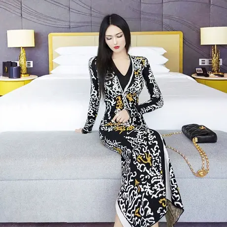 VJE冬季气质V领打底配大衣针织裙新款修身显瘦过膝长款连衣裙图片