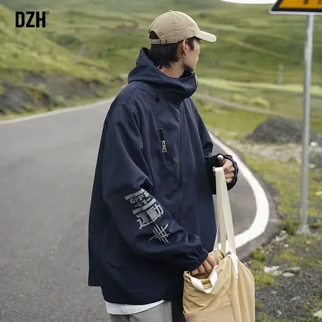 男生连帽冲锋衣外套男高级感痞帅秋季工装夹克2023新款露营穿搭图片