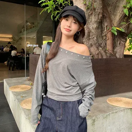 尔给收腰长袖T恤女秋款显瘦纽扣装饰时尚简约上衣商品大图