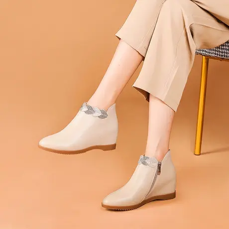 圆头小短靴女秋冬新款单靴真皮靴子软皮平底内增高米白色休闲靴子图片