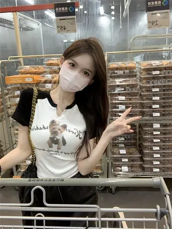 纯欲风正肩短袖t恤女夏季设计感小众修身甜辣短款V领插肩袖上衣潮图片