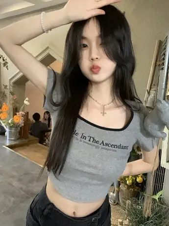 正肩t恤女短袖夏季2023年新款撞色u领法式锁骨独特别致螺纹上衣图片