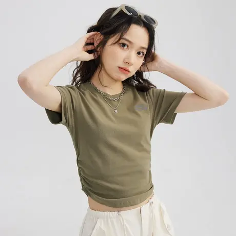 尔给2023新款短款正肩短袖t恤女夏小个子修身显瘦甜辣抽褶上衣图片