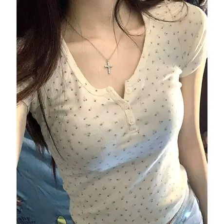 正肩三粒扣短袖t恤女夏季洋气减龄纯欲风bm美式甜辣修身显瘦上衣商品大图
