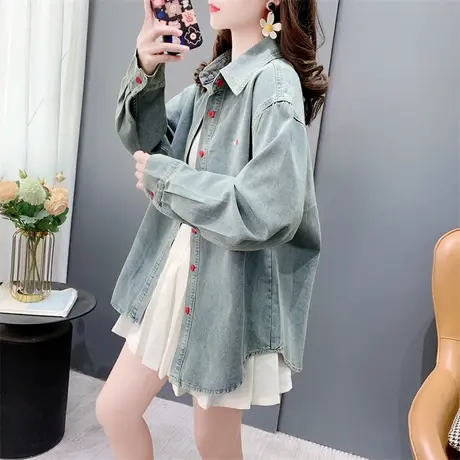 复古做旧浅蓝色牛仔衬衫女春季2024年新款宽松中长款港味外套上衣图片