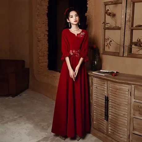 结婚敬酒服新娘2023新款长袖中国风红色长款丝绒晚礼服女修身显瘦图片