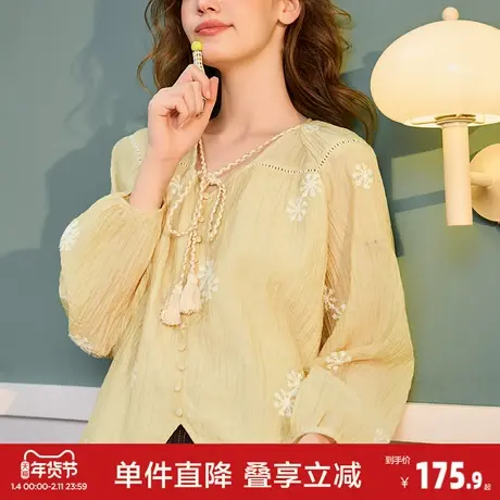 唐狮2026春季新款长袖衬衫女V领淡黄色雪花元素宽松时尚设计感图片